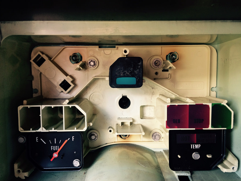 Illustration for article titled Here's what is behind the speedometer in an old car...